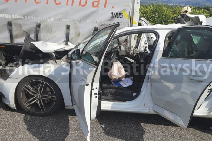 Ilustračný obrázok k článku VÁŽNA dopravná nehoda na diaľnici za Bratislavou: Osobné auto narazilo do KAMIÓNA