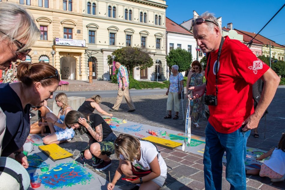 Ilustračný obrázok k článku Prešov má nový slovenský REKORD: Na jednom mieste naraz maľovali desiatky ľudí, FOTO