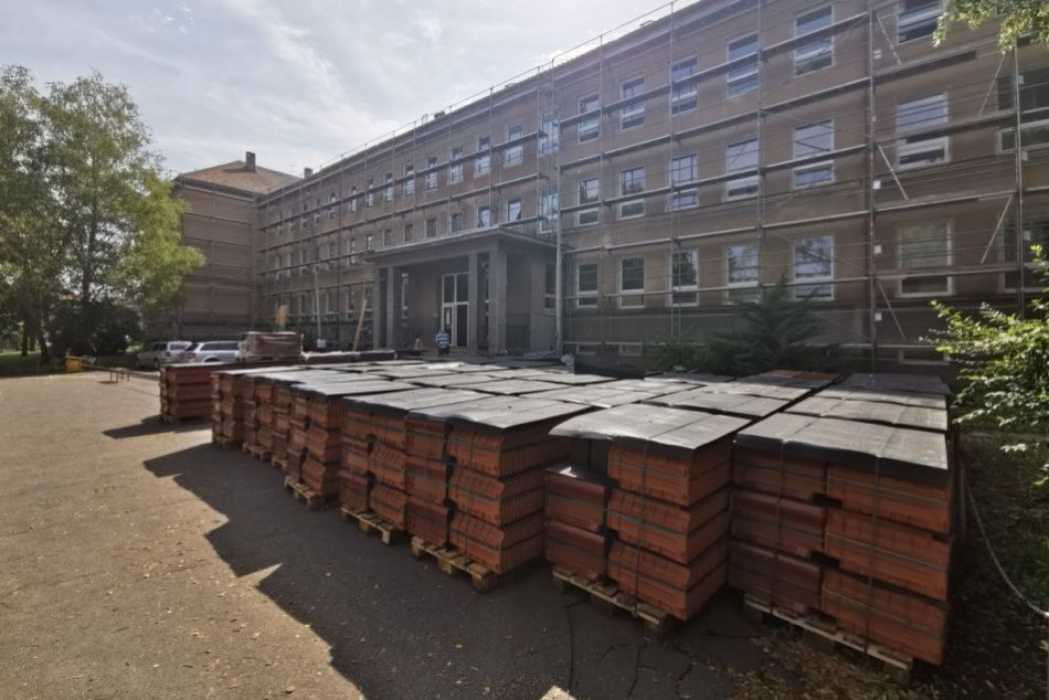 Ilustračný obrázok k článku Oprava za 220-TISÍC eur: Základná škola dostala počas prázdnin novú strechu