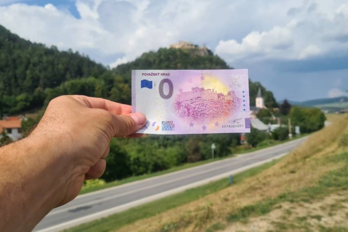 Ilustračný obrázok k článku Suvenír na pamiatku: Považský hrad a Manínska tiesňava už aj na eurobankovkách