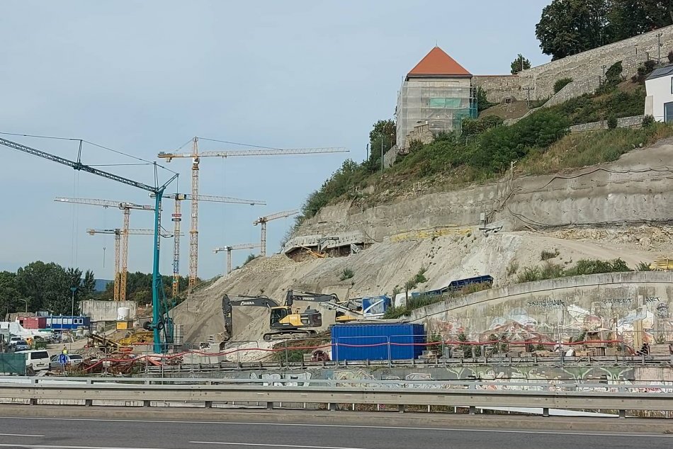 Ilustračný obrázok k článku FOTO: Bralo nad projektom Vydrica je bezpečné, v budovách NR SR sú len praskliny