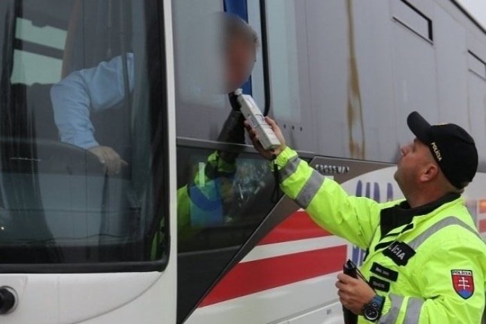 Ilustračný obrázok k článku Policajti sa v Trnave zamerali na vodičov autobusov: Hneď ráno im dali "fúkať"