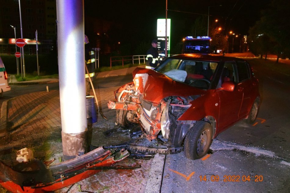 Ilustračný obrázok k článku HROZIVÁ nehoda v Bystrici: Vodičku po náraze do stĺpa previezli do nemocnice, FOTO