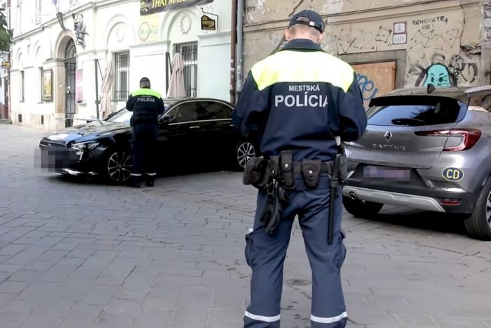 Ilustračný obrázok k článku VIDEO: Vodiči si robia z peších zón v Bratislave parkovisko, polícia RÁZNE zakročila