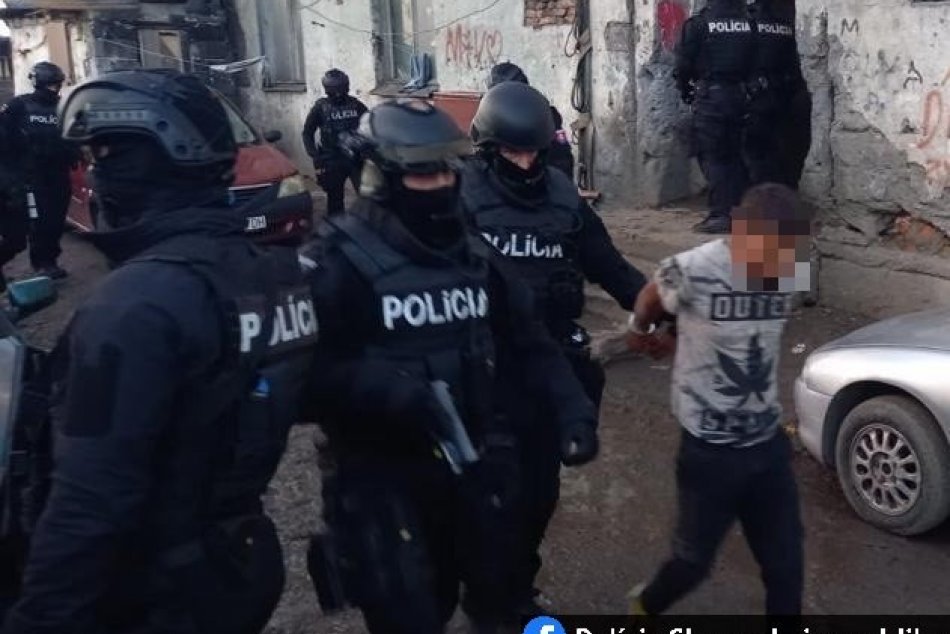 Ilustračný obrázok k článku V OSADE zasahovali policajti aj záchranári: OSLAVU návratu z väzenie ukončila BITKA