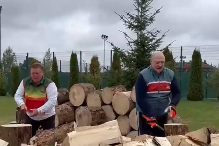 Ilustračný obrázok k článku VIDEO: Lukašenko so sekerou v ruke rúbal drevo: Nech Európania nepomrznú!, robil si POSMEŠKY