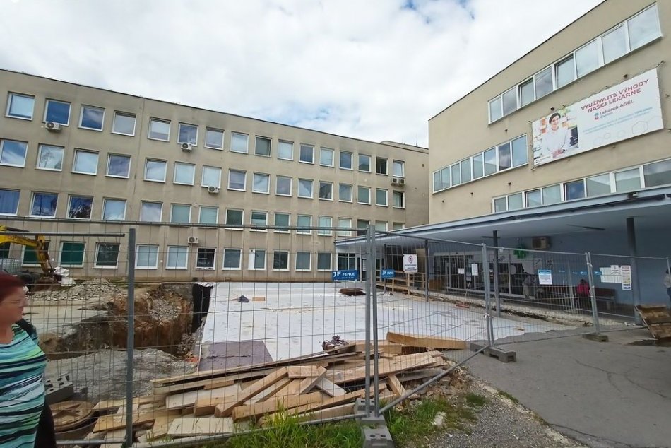 Ilustračný obrázok k článku Zvolenská poliklinika pokračuje s rekonštrukciou vchodu: KEDY by mali ukončiť všetky práce?