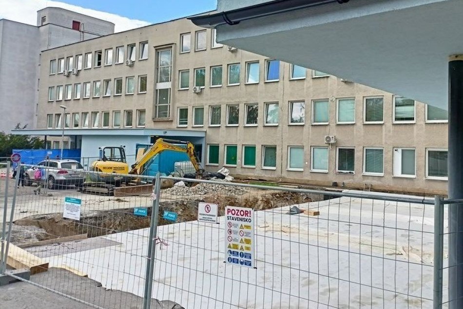 Ilustračný obrázok k článku Zvolenská nemocnica pokračuje s rekonštrukciou: Hlavný vstup sprístupnia na Mikuláša