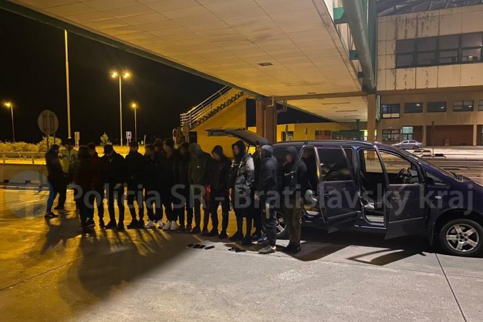 Ilustračný obrázok k článku Poriadny "úlovok" polície: V blízkosti Bratislavy za jeden deň zadržali vyše 60 migrantov!