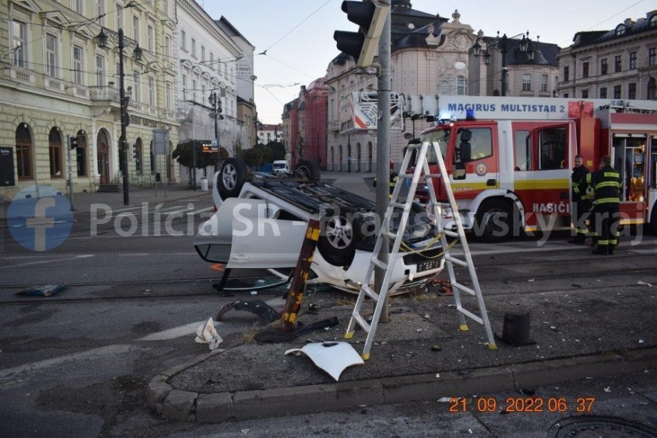 Ilustračný obrázok k článku HROZIVÉ zábery z nehody v centre Bratislavy: Vodič NAPÁLIL priamo do stĺpa, FOTO
