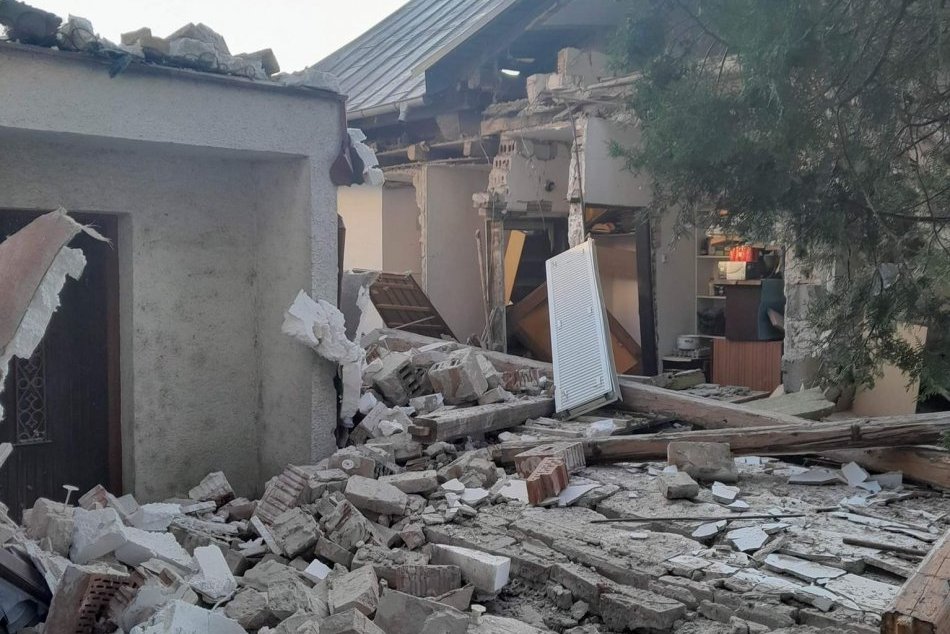 Ilustračný obrázok k článku Mohutný VÝBUCH v Trnave zničil rodinný dom: Majiteľa ošetrujú záchranári