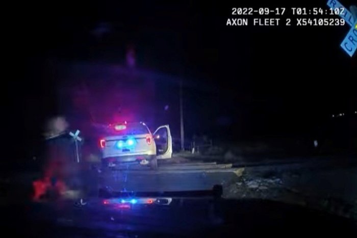 Ilustračný obrázok k článku VIDEO, z ktorého mrazí: Policajti spútali ženu a nechali ju v aute, ktoré zmietol vlak!
