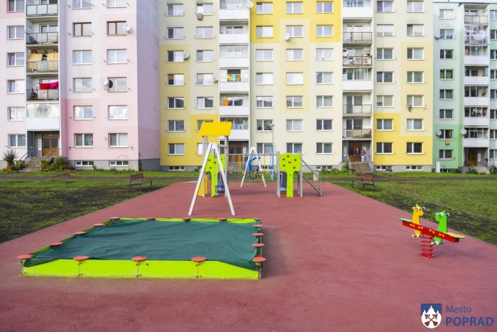Ilustračný obrázok k článku Hojdačka pre hendikepované deti aj trampolína: V Poprade máme nové detské ihriská