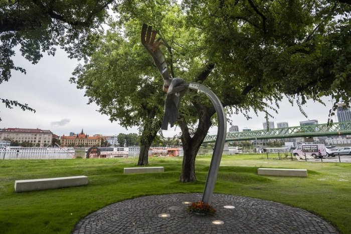 Ilustračný obrázok k článku Vynovený priestor pri Dunaji: Pamätník pripomínajúci VRAŽDU študenta má novú podobu +VIDEO