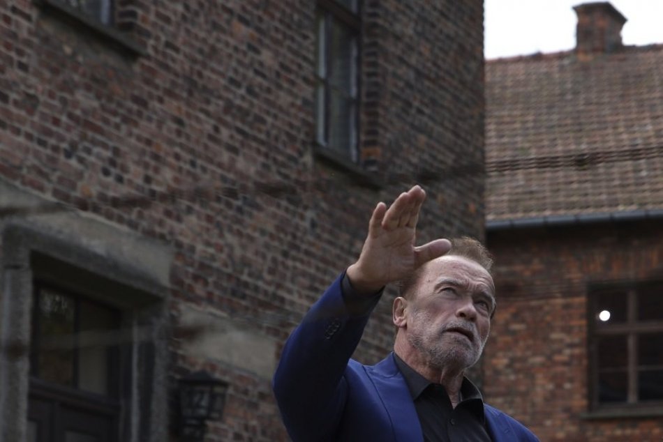 Ilustračný obrázok k článku Schwarzenegger videl hrôzy v Auschwitzi a bez okolkov vyhlásil: Som synom NACISTU! FOTO
