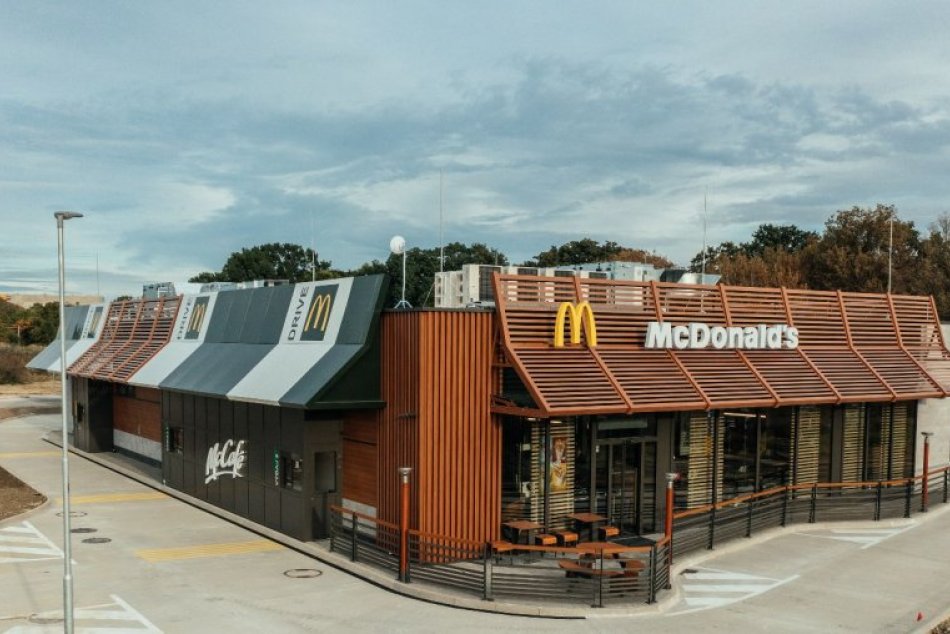 Ilustračný obrázok k článku Absolútna NOVINKA pri hlavnom meste: Diaľničná reštaurácia McDonald's  je OTVORENÁ! FOTO