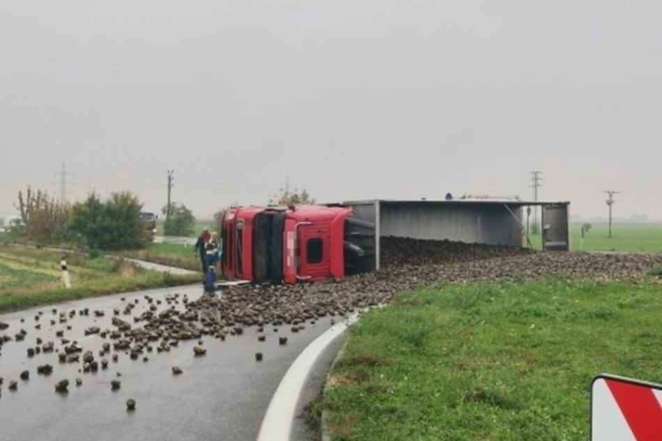 Ilustračný obrázok k článku Prevrátený kamión OCHROMIL dopravu: Cestu zasypala repa, FOTO