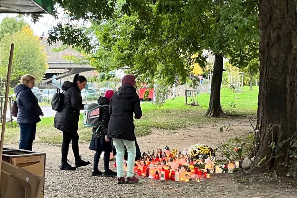 Ilustračný obrázok k článku Dojímavé FOTO zo zastávky SMRTI: Ľudia nosia sviečky a kvety, spomínajú na obete