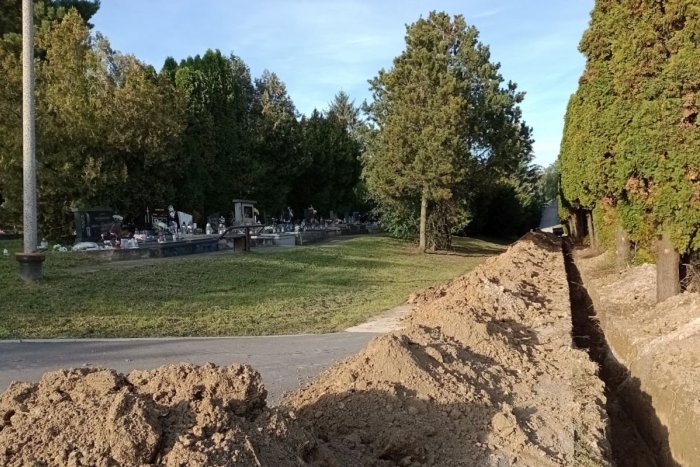 Ilustračný obrázok k článku Odštartovali práce na rozšírení Nového cintorína: Potrvajú dva mesiace