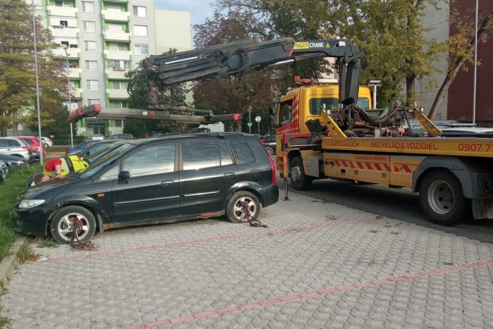 Ilustračný obrázok k článku Viac parkovacích miest: Z ulíc Nových Zámkov odstránili ďalšie VRAKY