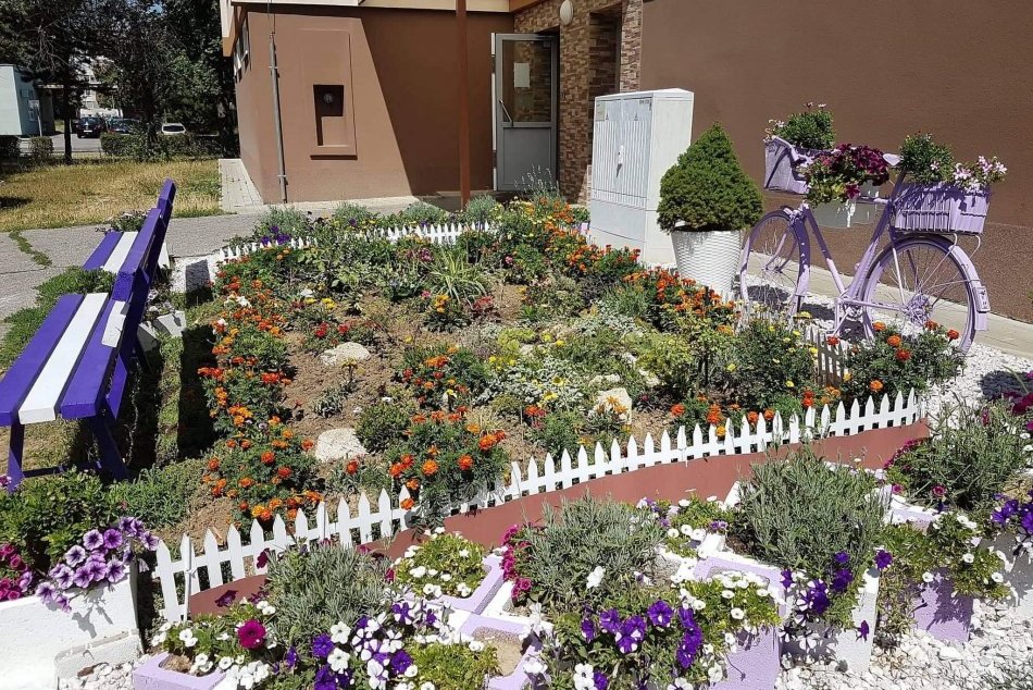 Ilustračný obrázok k článku Obľúbená súťaž ide do FINÁLE: Ktorá predzáhradka v Topoľčanoch je tá NAJ?