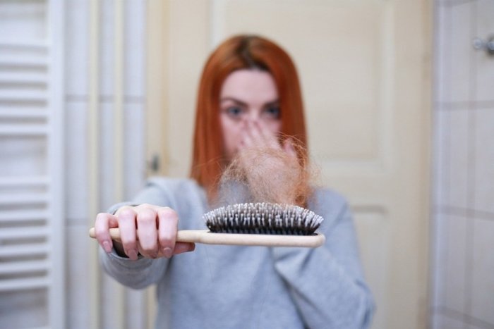 Ilustračný obrázok k článku Je lepšie ČESAŤ si vlasy za mokra alebo za sucha? Záleží od toho, či sú rovné alebo kučeravé