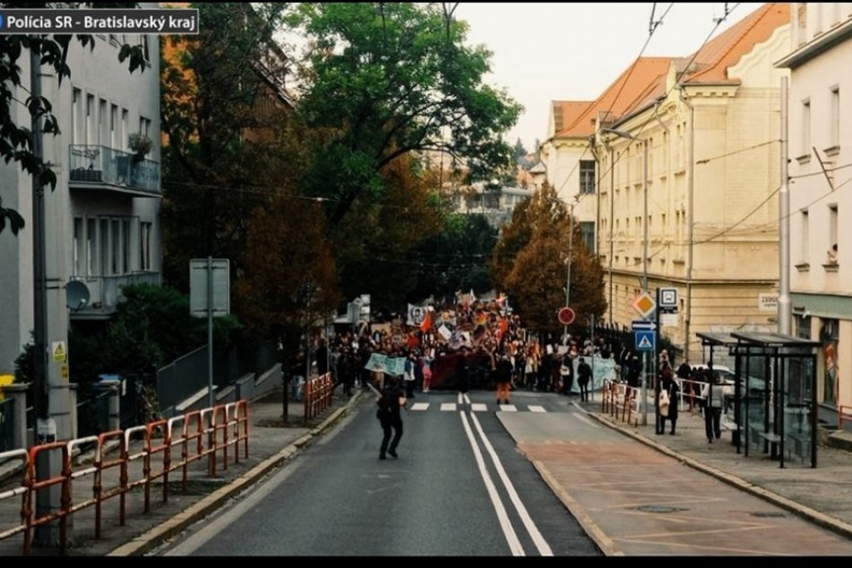 Ilustračný obrázok k článku Ďalší POCHOD v Bratislave: Dav sa dostal až k parlamentu! Čo ŽIADAJÚ demonštranti? FOTO