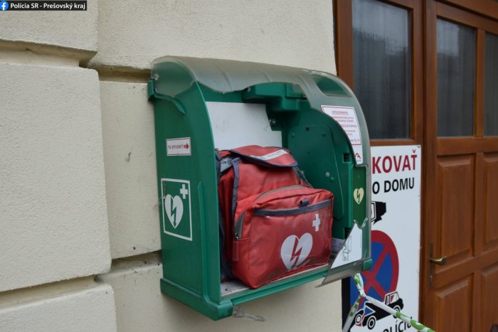 Ilustračný obrázok k článku NEPOCHOPITEĽNÉ: Niekto na farskom úrade v Poprade poškodil skrinku s defibrilátorom!