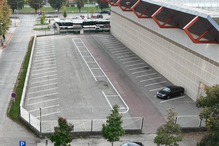 Ilustračný obrázok k článku Autá namiesto stánkov: Mesto otvorilo záchytné parkovisko za zimným štadiónom