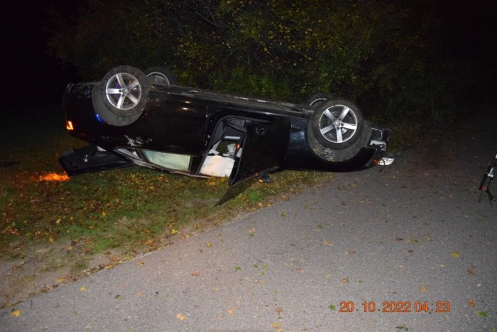 Ilustračný obrázok k článku Hrozivá nehoda opitej vodičky: Mladá žena v Dobrej Nive skončila s autom na streche