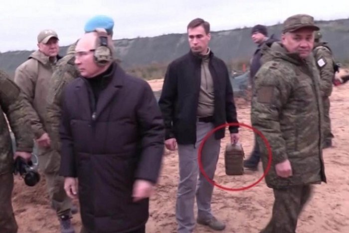 Ilustračný obrázok k článku Putin mal počas návštevy cvičiska pri sebe zrejme JADROVÝ kufrík