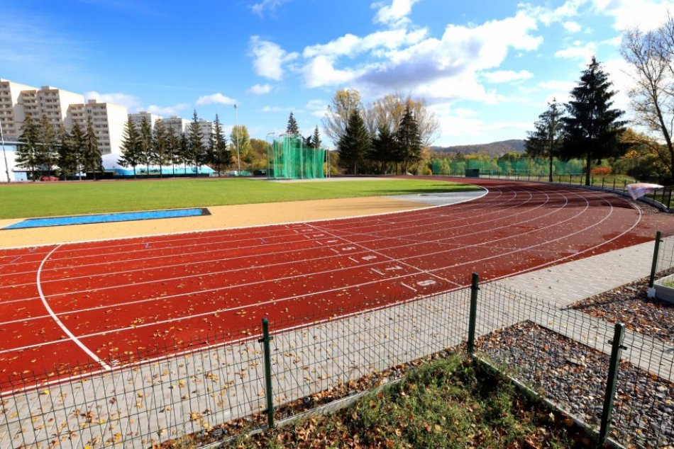 Ilustračný obrázok k článku Bystrica sa pýši ďalším vynoveným atletickým štadiónom: Potešia sa aj korčuliari, FOTO