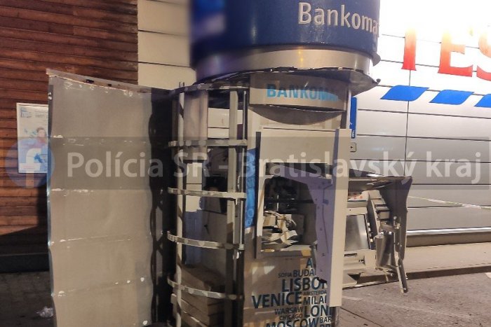 Ilustračný obrázok k článku Rana ako z dela: Kúsok od Bratislavy vykradli bankomat, zlodeji ho odpálili trhavinou