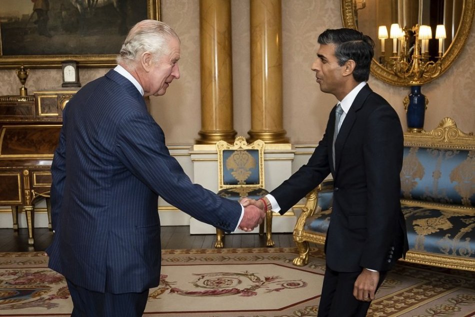 Ilustračný obrázok k článku Podal si ruku s kráľom a je to OFICIÁLNE: Rishi Sunak je novým britským premiérom, FOTO
