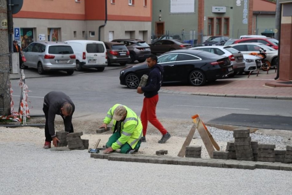 Ilustračný obrázok k článku Stará dlažba z námestia našla nové využitie: Dláždia ňou jednu z ulíc, FOTO