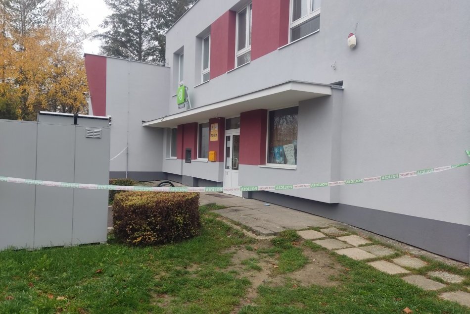 Ilustračný obrázok k článku Polícia vyšetruje prípad v Pliešovciach: AKO došlo k poškodeniu bankomatu? FOTO