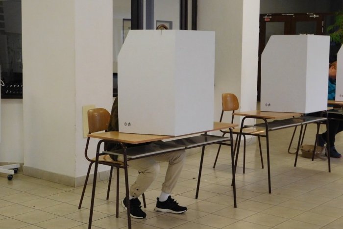 Ilustračný obrázok k článku V Žehre budú volebné miestnosti zrejme otvorené dlhšie: Vysoký záujem a nával voličov