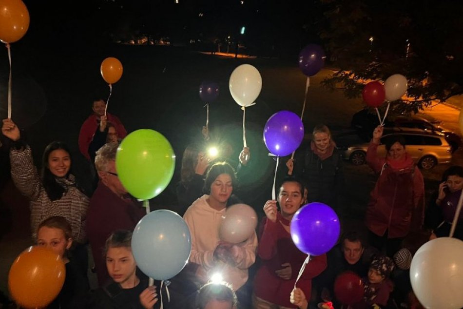 Ilustračný obrázok k článku Dojímavá akcia na dušičky: Nad Nitrou sa vznášali balóny s odkazmi do neba