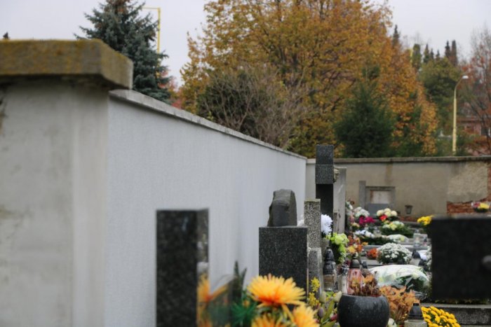 Ilustračný obrázok k článku Múr pri hlavnom mestskom cintoríne opravili: Bol naklonený a ohrozoval chodcov