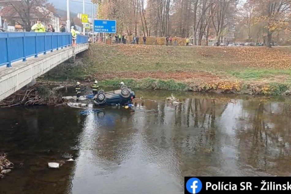 Ilustračný obrázok k článku HROZIVÝ pohľad: Auto s dôchodkyňou padlo z mosta a skončilo na streche! Ako je na tom ONA?