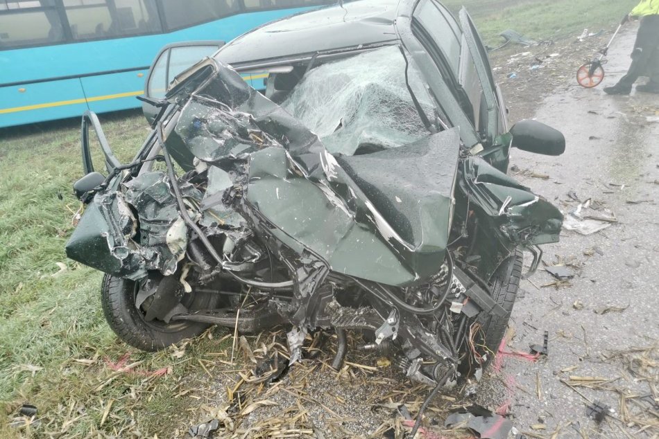 Ilustračný obrázok k článku TRAGICKÉ ráno na juhu Slovenska: Mladík neprežil zrážku s autobusom, z auta zostal vrak, FOTO