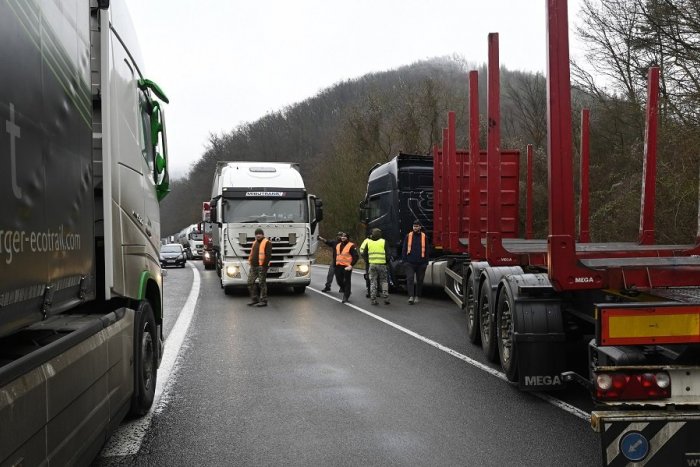 Ilustračný obrázok k článku TVRDÝ protest dopravcov: Na jeden celý DEŇ úplne ODREŽÚ diaľnicu do Česka!