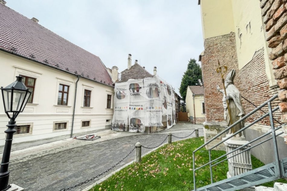 Ilustračný obrázok k článku Lešenie pri vzácnej historickej budove: Začala sa oprava strechy Oláhovho seminára