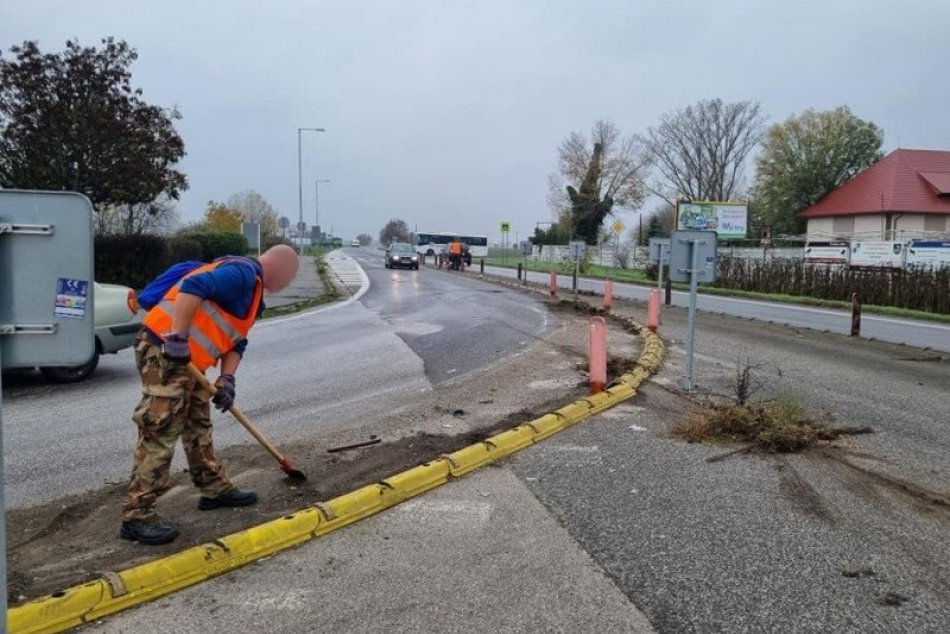 Ilustračný obrázok k článku Prekážkou nebolo ani zlé počasie: V uliciach si odrábali dávky v hmotnej núdzi