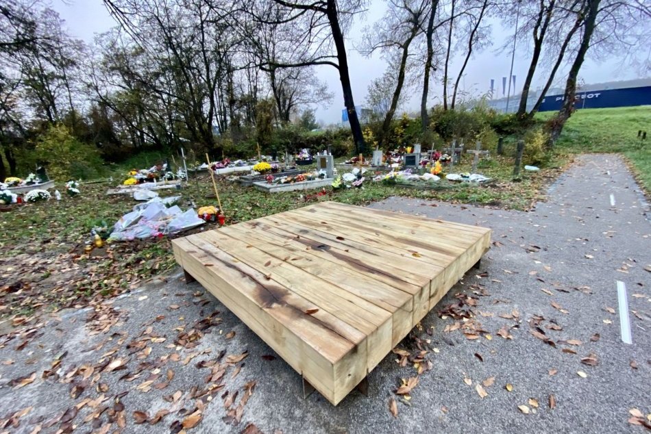 Ilustračný obrázok k článku Bystričania budú spomínať na obete vojny: Aké NOVINKY nájdu na cintoríne? FOTO