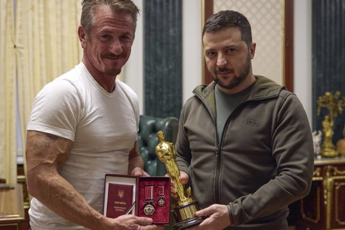Ilustračný obrázok k článku Sean Penn daroval svojho Oscara Zelenskému: Pridá sa k ukrajinským silám do bojov proti Rusku?