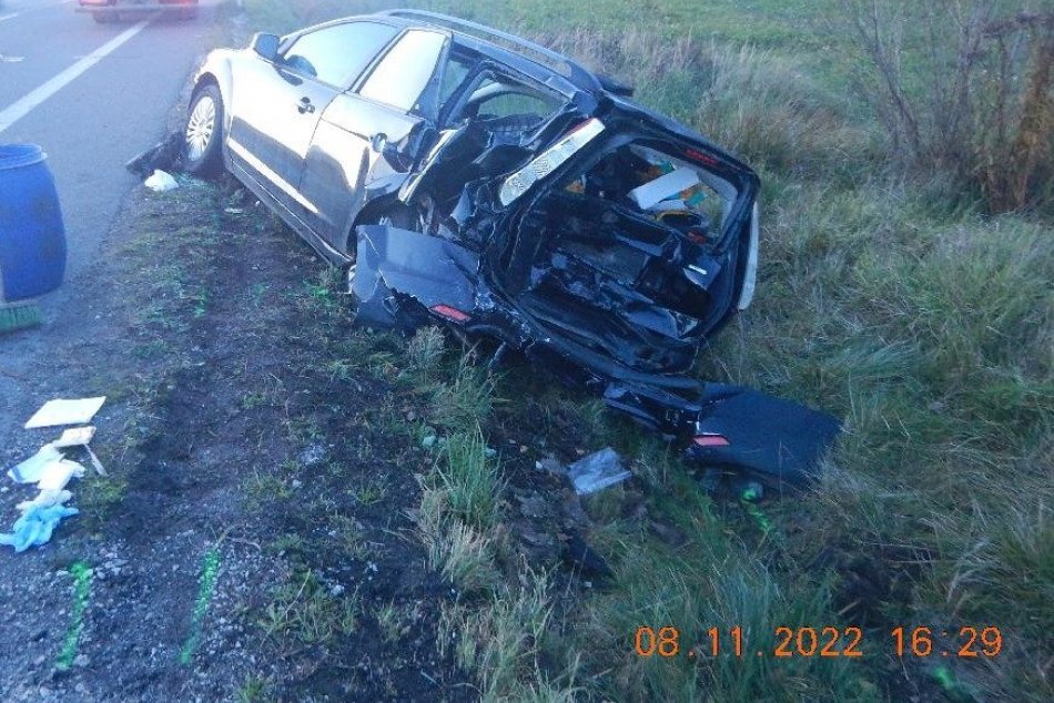 Ilustračný obrázok k článku Náraz SUV zdemoloval zadok auta: Pri VÁŽNEJ nehode sa zranila žena, FOTO
