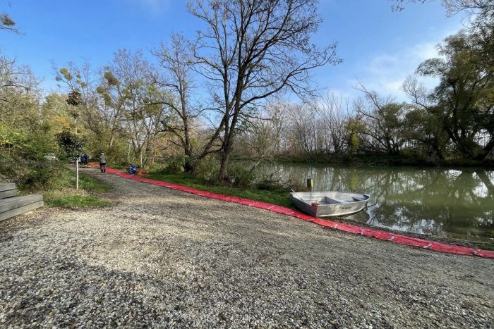Ilustračný obrázok k článku Nebezpečná ŠKVRNA na Malom Dunaji: Do rieky unikli ropné látky, vo vode stavajú STENY