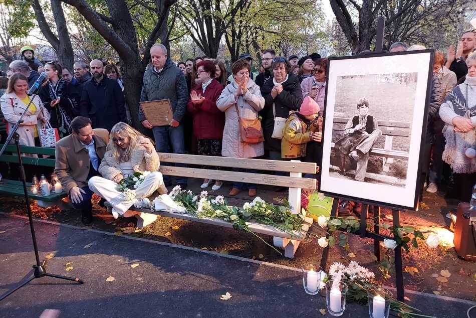 Ilustračný obrázok k článku DOJÍMAVÁ spomienka na legendu: MEKY má v Bratislave lavičku, obsypali ju stovky BIELYCH kvetov