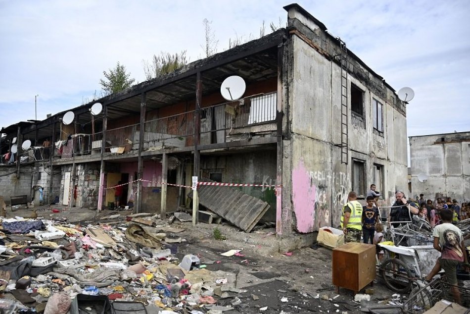 Ilustračný obrázok k článku V Michalovciach zbúrali bytovku, v ktorej spadlo schodisko. Rómovia bývajú v školskej jedálni